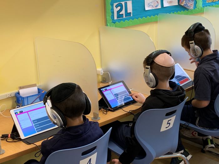 Students Learn with the Lomdei Learning Platgform